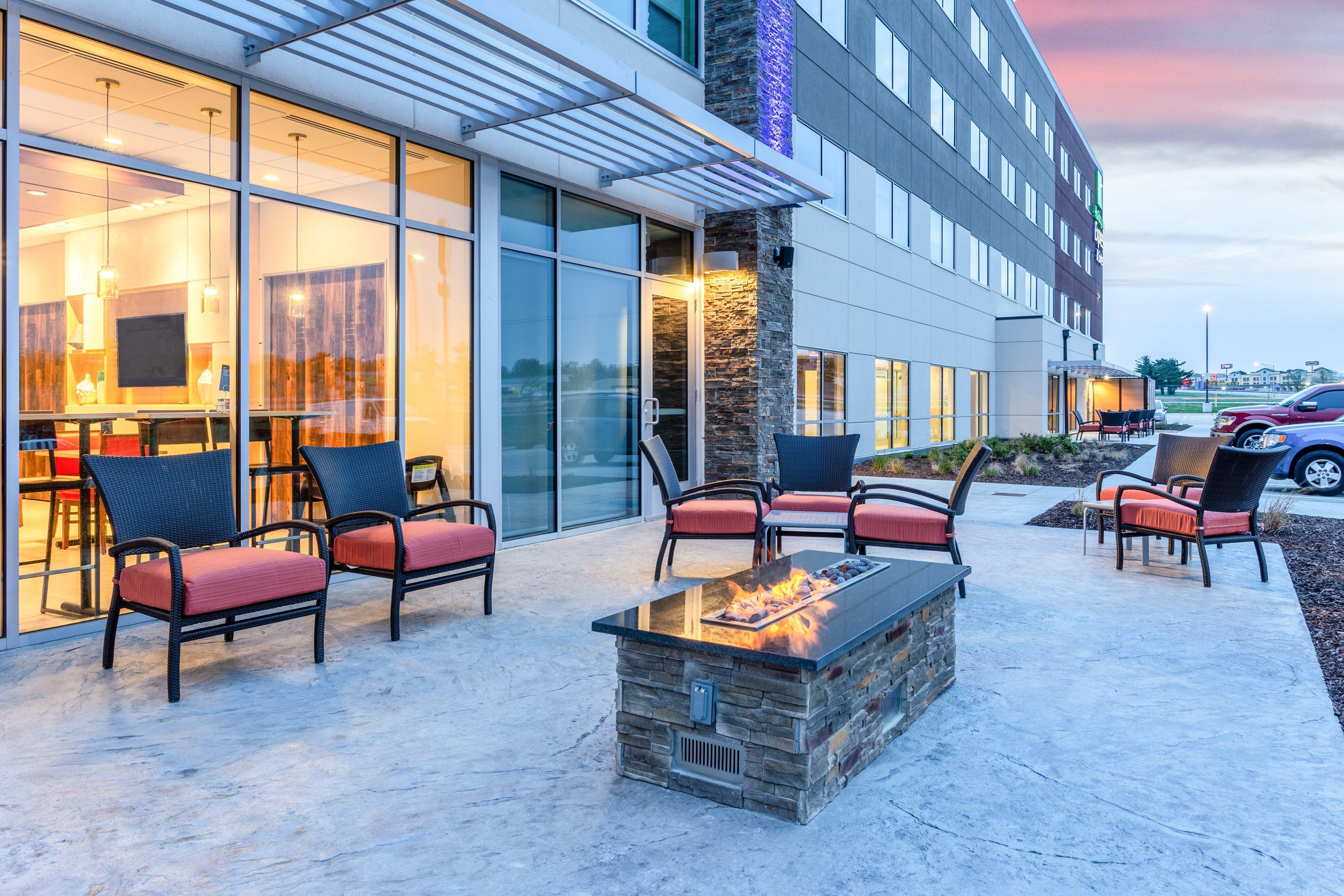 Holiday Inn Express & Suites - Springfield North By Ihg Exterior foto